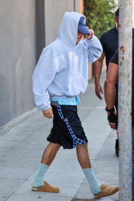 23.09 | Justin Bieber foi visto saindo de um spa em Beverly Hills.