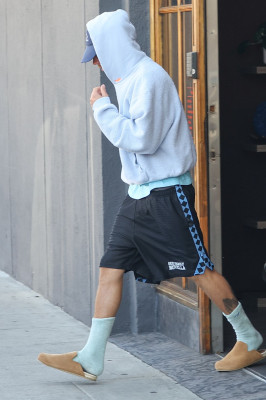 23.09 | Justin Bieber foi visto saindo de um spa em Beverly Hills.