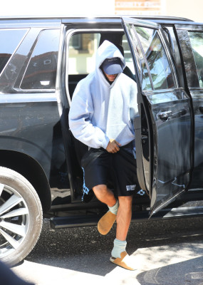 23.09 | Justin Bieber foi visto saindo de um spa em Beverly Hills.