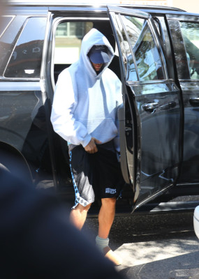 23.09 | Justin Bieber foi visto saindo de um spa em Beverly Hills.