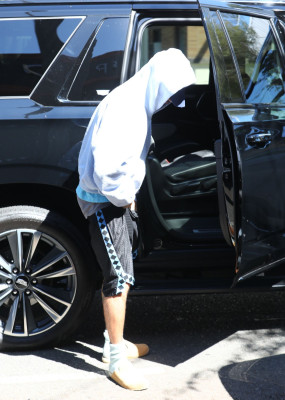 23.09 | Justin Bieber foi visto saindo de um spa em Beverly Hills.