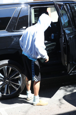 23.09 | Justin Bieber foi visto saindo de um spa em Beverly Hills.