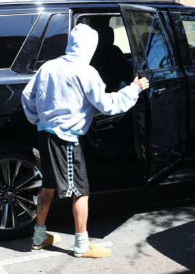 23.09 | Justin Bieber foi visto saindo de um spa em Beverly Hills.