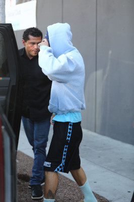 23.09 | Justin Bieber foi visto saindo de um spa em Beverly Hills.