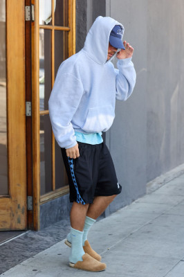 23.09 | Justin Bieber foi visto saindo de um spa em Beverly Hills.