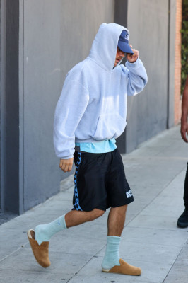 23.09 | Justin Bieber foi visto saindo de um spa em Beverly Hills.