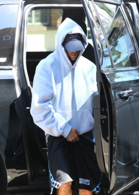 23.09 | Justin Bieber foi visto saindo de um spa em Beverly Hills.