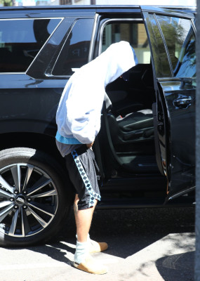 23.09 | Justin Bieber foi visto saindo de um spa em Beverly Hills.