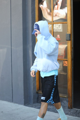 23.09 | Justin Bieber foi visto saindo de um spa em Beverly Hills.