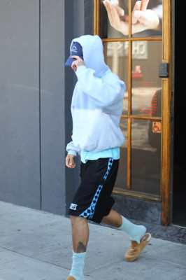 23.09 | Justin Bieber foi visto saindo de um spa em Beverly Hills.