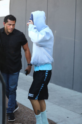 23.09 | Justin Bieber foi visto saindo de um spa em Beverly Hills.