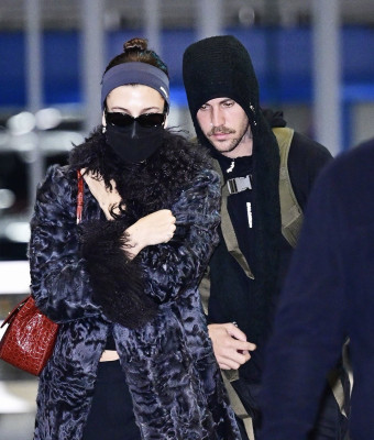 26.10 | Justin e Hailey Bieber embarcando, na Coreia do Sul