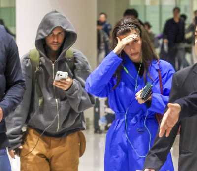 23.10 | Justin e Hailey Bieber chegando a Seul, na Coreia do Sul.