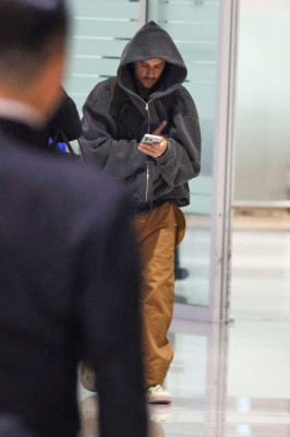 23.10 | Justin e Hailey Bieber chegando a Seul, na Coreia do Sul.