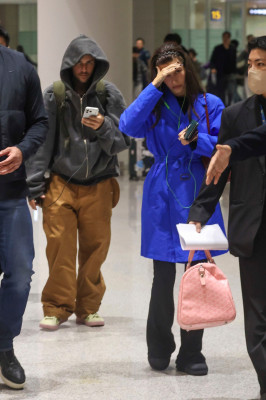 23.10 | Justin e Hailey Bieber chegando a Seul, na Coreia do Sul.