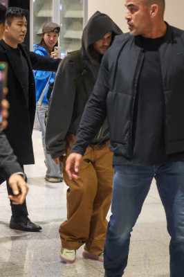 23.10 | Justin e Hailey Bieber chegando a Seul, na Coreia do Sul.