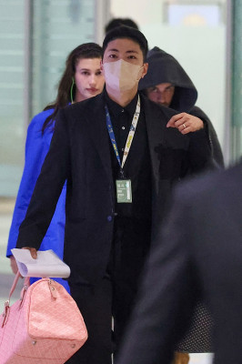 23.10 | Justin e Hailey Bieber chegando a Seul, na Coreia do Sul.
