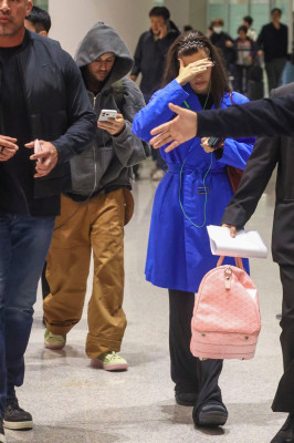 23.10 | Justin e Hailey Bieber chegando a Seul, na Coreia do Sul.