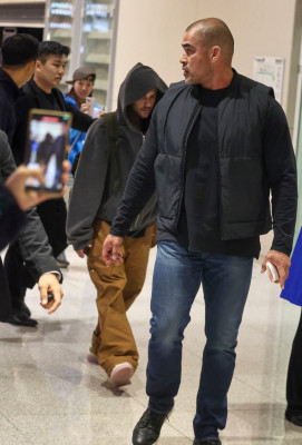 23.10 | Justin e Hailey Bieber chegando a Seul, na Coreia do Sul.