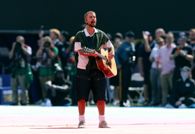 19.07 | Durante a apresentação de “EVERYTHING HALLELUJAH” no MetLife Stadium