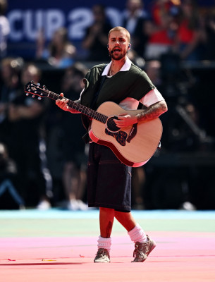 19.07 | Durante a apresentação de “EVERYTHING HALLELUJAH” no MetLife Stadium