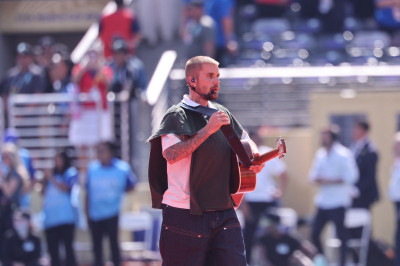 19.07 | Durante a apresentação de “EVERYTHING HALLELUJAH” no MetLife Stadium