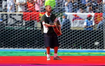 19.07 | Durante a apresentação de “EVERYTHING HALLELUJAH” no MetLife Stadium