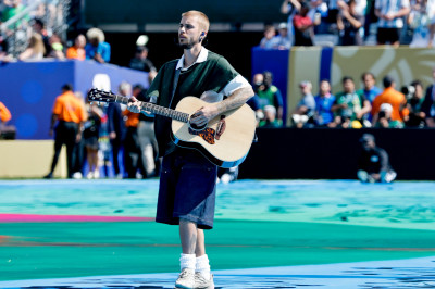 19.07 | Durante a apresentação de “EVERYTHING HALLELUJAH” no MetLife Stadium