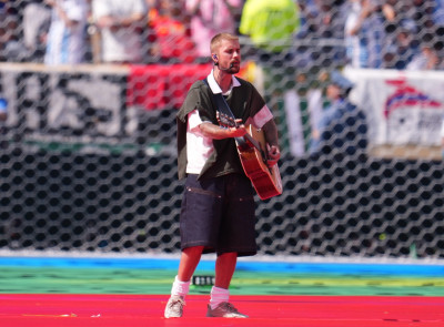 19.07 | Durante a apresentação de “EVERYTHING HALLELUJAH” no MetLife Stadium