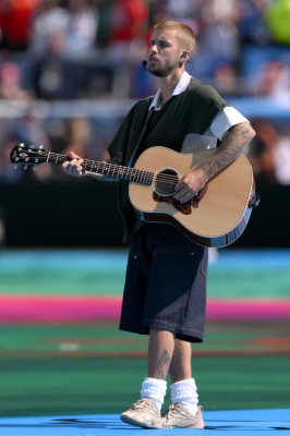 19.07 | Durante a apresentação de “EVERYTHING HALLELUJAH” no MetLife Stadium