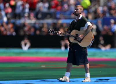 19.07 | Durante a apresentação de “EVERYTHING HALLELUJAH” no MetLife Stadium