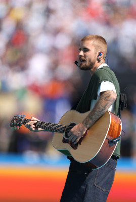 19.07 | Durante a apresentação de “EVERYTHING HALLELUJAH” no MetLife Stadium