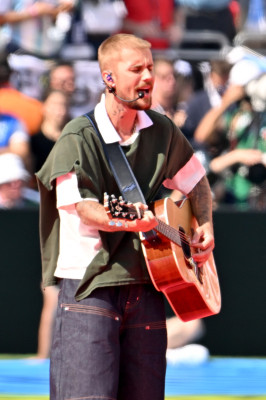 19.07 | Durante a apresentação de “EVERYTHING HALLELUJAH” no MetLife Stadium