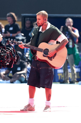 19.07 | Durante a apresentação de “EVERYTHING HALLELUJAH” no MetLife Stadium