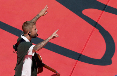 19.07 | Durante a apresentação de “EVERYTHING HALLELUJAH” no MetLife Stadium