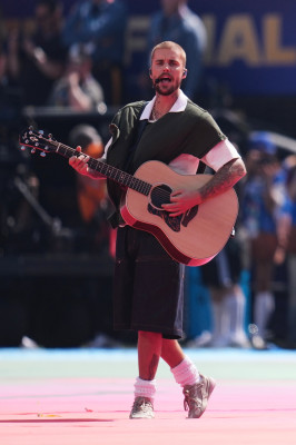 19.07 | Durante a apresentação de “EVERYTHING HALLELUJAH” no MetLife Stadium