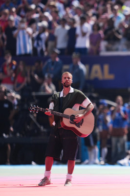 19.07 | Durante a apresentação de “EVERYTHING HALLELUJAH” no MetLife Stadium