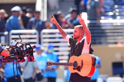 19.07 | Durante a apresentação de “EVERYTHING HALLELUJAH” no MetLife Stadium