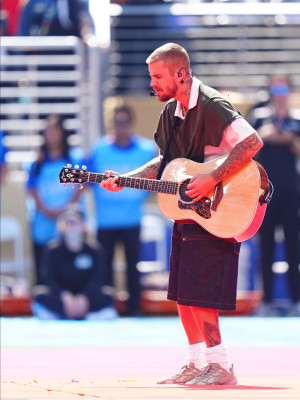 19.07 | Durante a apresentação de “EVERYTHING HALLELUJAH” no MetLife Stadium
