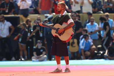 19.07 | Durante a apresentação de “EVERYTHING HALLELUJAH” no MetLife Stadium