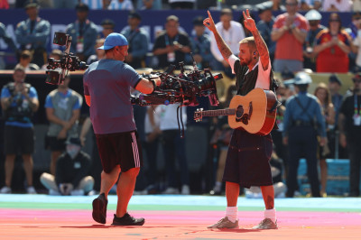 19.07 | Durante a apresentação de “EVERYTHING HALLELUJAH” no MetLife Stadium