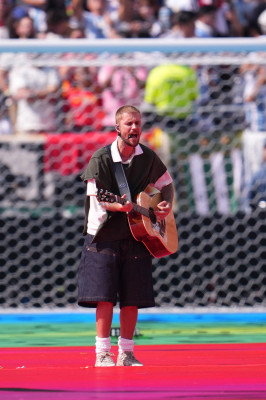 19.07 | Durante a apresentação de “EVERYTHING HALLELUJAH” no MetLife Stadium