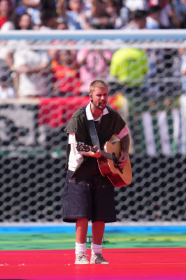19.07 | Durante a apresentação de “EVERYTHING HALLELUJAH” no MetLife Stadium