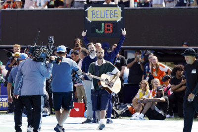 19.07 | Durante a apresentação de “EVERYTHING HALLELUJAH” no MetLife Stadium