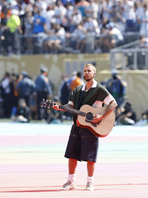 19.07 | Durante a apresentação de “EVERYTHING HALLELUJAH” no MetLife Stadium