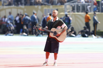 19.07 | Durante a apresentação de “EVERYTHING HALLELUJAH” no MetLife Stadium