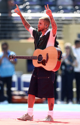 19.07 | Durante a apresentação de “EVERYTHING HALLELUJAH” no MetLife Stadium