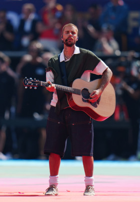 19.07 | Durante a apresentação de “EVERYTHING HALLELUJAH” no MetLife Stadium
