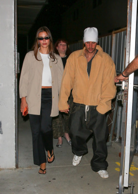 23.09 | Justin e Hailey Bieber foram vistos em um culto da Churchome no Saban Theatre, em Beverly Hills.