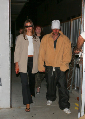 23.09 | Justin e Hailey Bieber foram vistos em um culto da Churchome no Saban Theatre, em Beverly Hills.